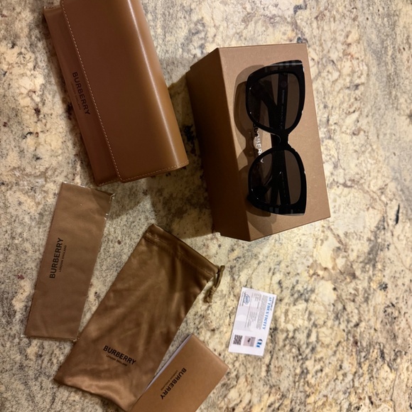 New with Tags Burberry Check Sunglasses - Picture 2 of 6